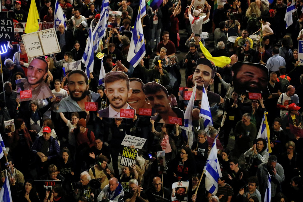 Stúpenci izraelských rukojemníkov unesených počas útoku Hamasu na Izrael 7. októbra 2023 sa zúčastňujú protestu proti izraelskej vláde a jej predsedovi vlády Benjaminovi Netanjahuovi. FOTO: Reuters