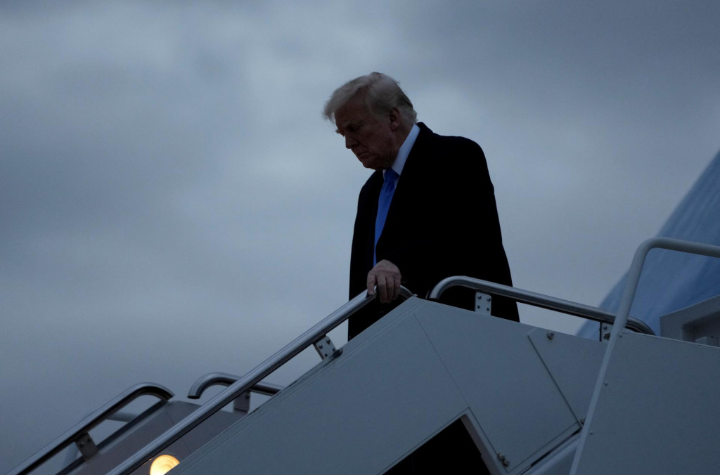 Americký prezident Donald Trump vystupuje z lietadla Air Force One, 6. apríla 2025. FOTO: REUTERS