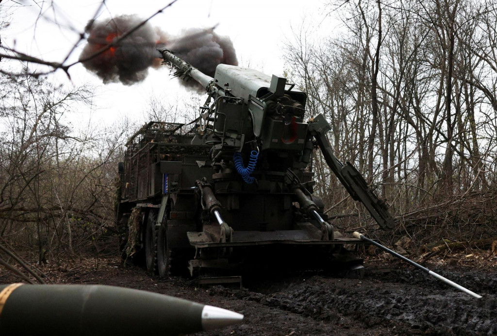 Samohybná húfnica Bohdana strieľa smerom k ruským jednotkám na nezistenom mieste v doneckej frontovej línii, ktorá je súčasťou obrannej línie Pokrovsk. FOTO: Reuters