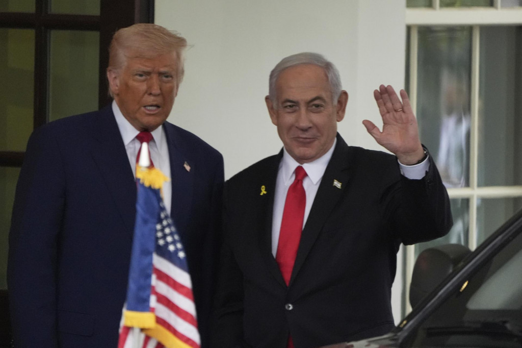 Americký prezident Donald Trump (vľavo) a izraelský premiér Benjamin Netanjahu sa vítajú pred Bielym domom vo Washingtone v pondelok 7. apríla 2025. FOTO: TASR/AP