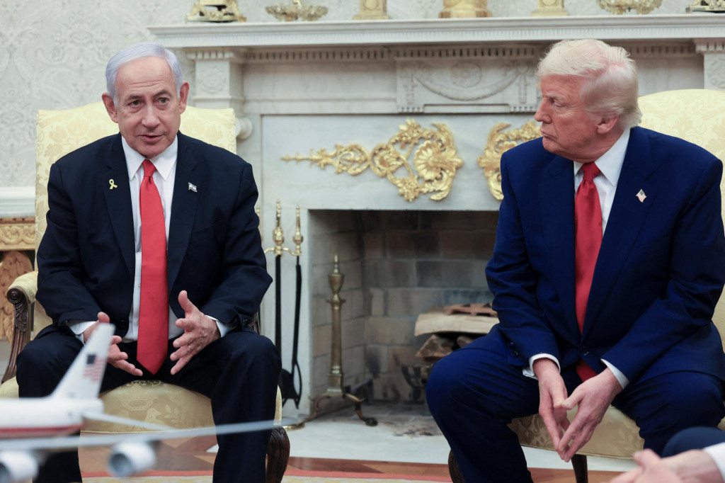 Americký prezident Donald Trump sa stretol s izraelským premiérom Benjaminom Netanjahuom v Oválnej pracovni Bieleho domu vo Washingtone. FOTO: Reuters