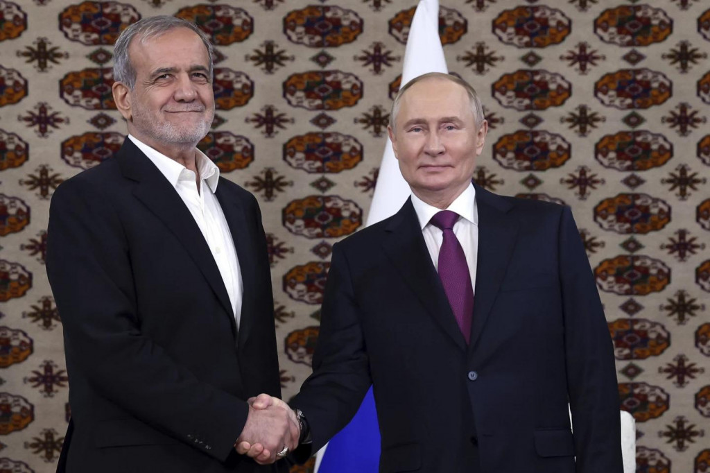 Ruský prezident Vladimir Putin a jeho iránsky náprotivok Masúd Pezeškijánn. FOTO: TASR/AP
