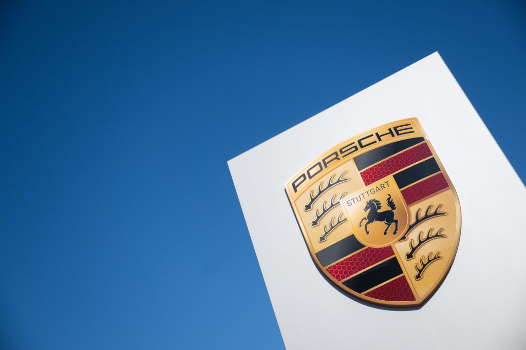 Na archívnej snímke zo 6. marca 2025 logo výrobcu športových áut Porsche pred jej továrňou v Stuttgarte. FOTO TASR/DPA