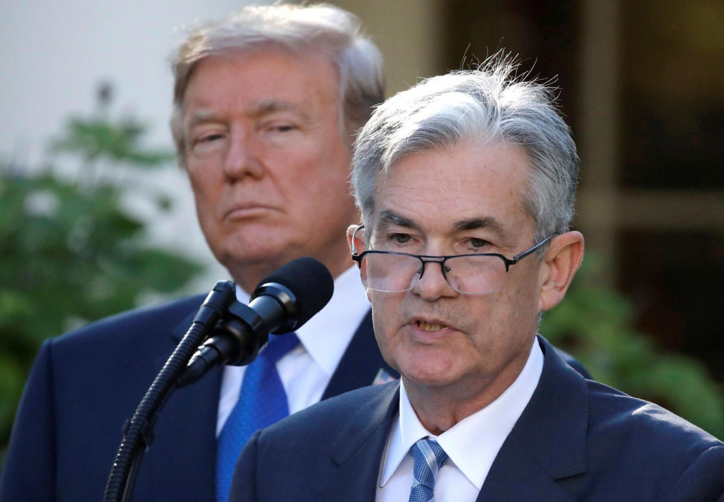 Prezident Donald Trump vymenoval Jeroma Powella za šéfa centrálnej banky Fed v roku 2017. FOTO: Reuters