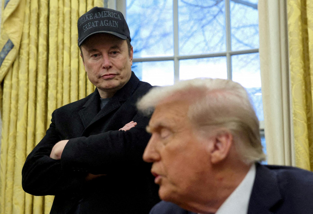 Elon Musk počúva prejav prezidenta USA Donalda Trumpa v Oválnej pracovni Bieleho domu. FOTO: Reuters