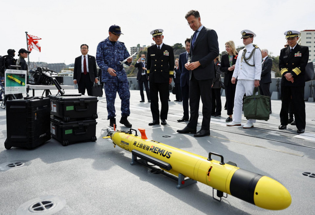 Generálny tajomník NATO Mark Rutte počas návštevy námornej základne v japonskom prístave Jokosuka. FOTO: Reuters