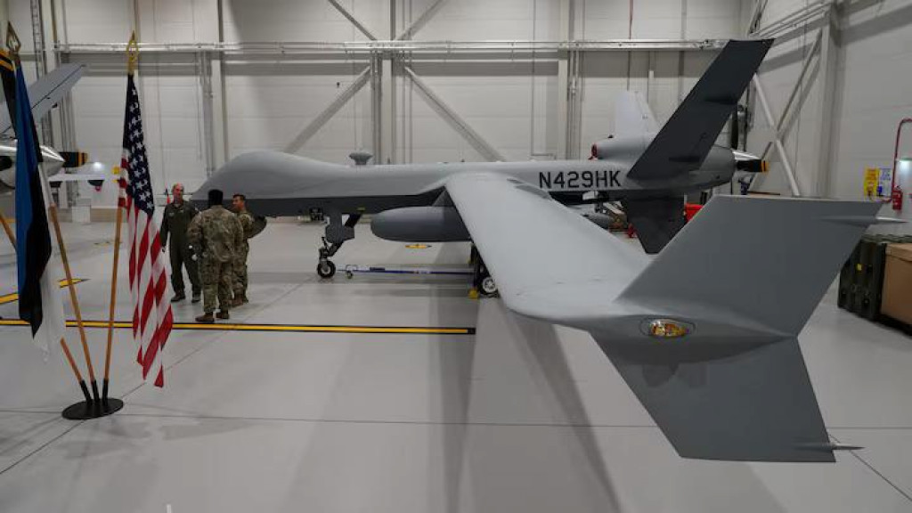 Na archívnej snímke vidno americké bezpilotné lietadlo MQ-9 Reaper, ktoré sa využíva aj na prieskumné aktivity NATO v oblasti Pobaltia. FOTO: Reuters