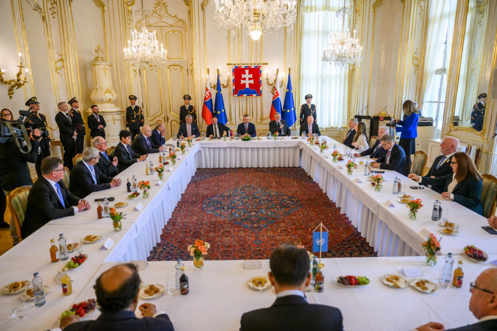 Prezident Peter Pellegrini počas stretnutia s bývalými predsedami Valného zhromaždenia Organizácie Spojených národov v Prezidentskom paláci. FOTO: TASR/Jaroslav Novák