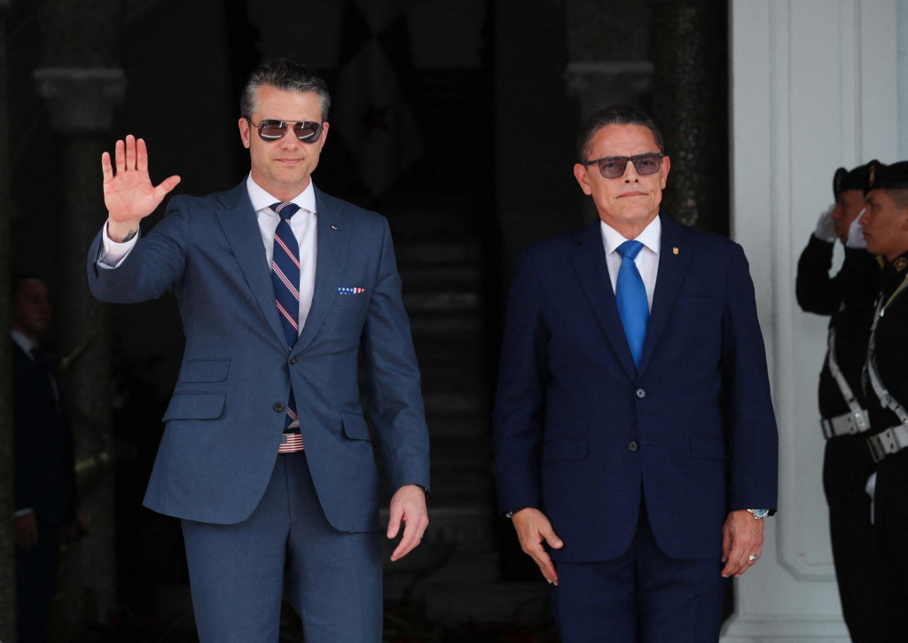 Americký minister obrany Pete Hegseth a panamský minister verejnej bezpečnosti Frank Abrego. FOTO: REUTERS