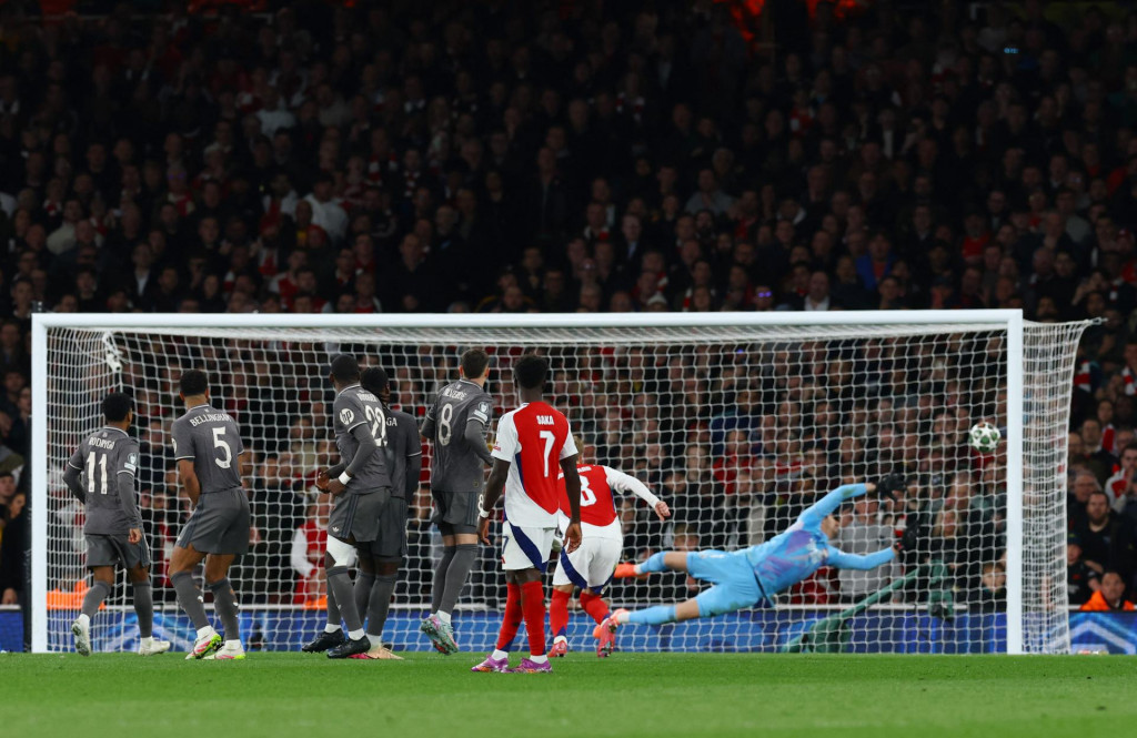 Declan Rice z Arsenalu strelil svoj prvý gól z priameho kopu. FOTO: REUTERS/Matthew Childs