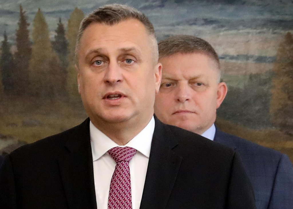 Predsedovi vlády Robertovi Ficovi už na šéfa SNS Andreja Danka nezostali páky. FOTO: Archív HN