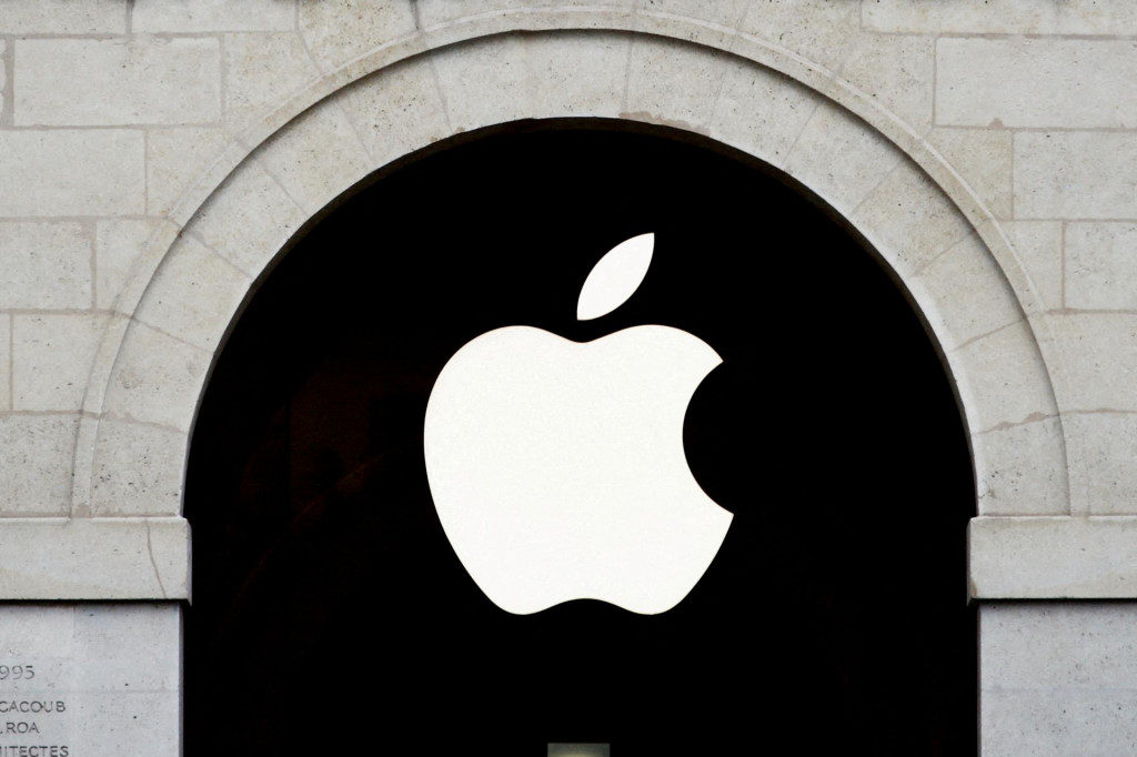 Logo Apple je vidieť na Apple store v The Marche Saint Germain v Paríži vo Francúzsku. FOTO: Reuters