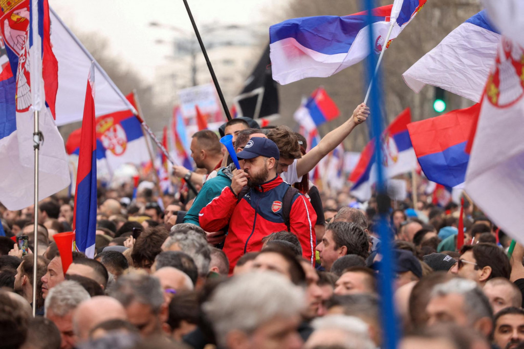 Študenti a protivládni demonštranti mávajú vlajkami počas protestu v Belehrade. FOTO: Reuters