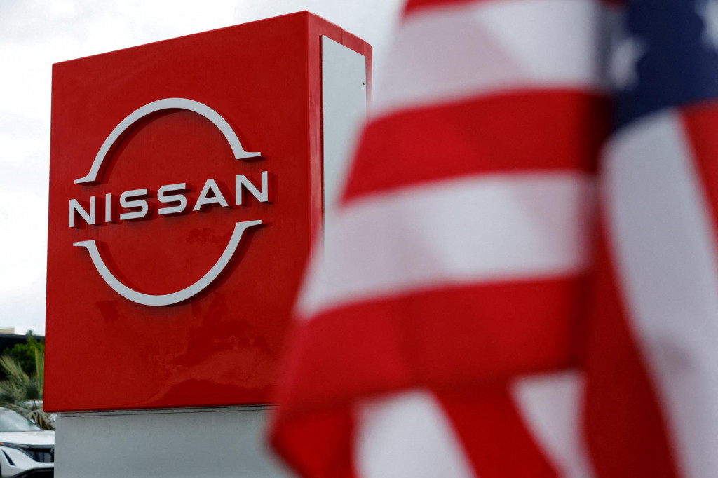 Americká vlajka vlaje v predajni automobilov Nissan v Irvine v Kalifornii. FOTO: Reuters