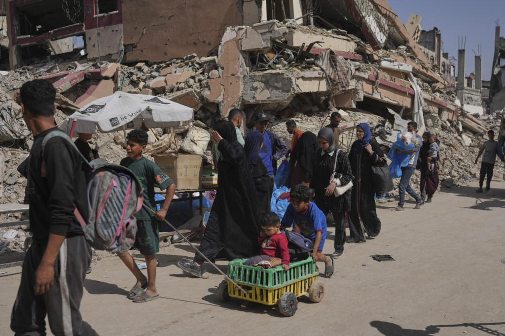 Vysídlení Palestínčania utekajú z mesta Šijaijáh na predmestí Gazy. FOTO: TASR/AP