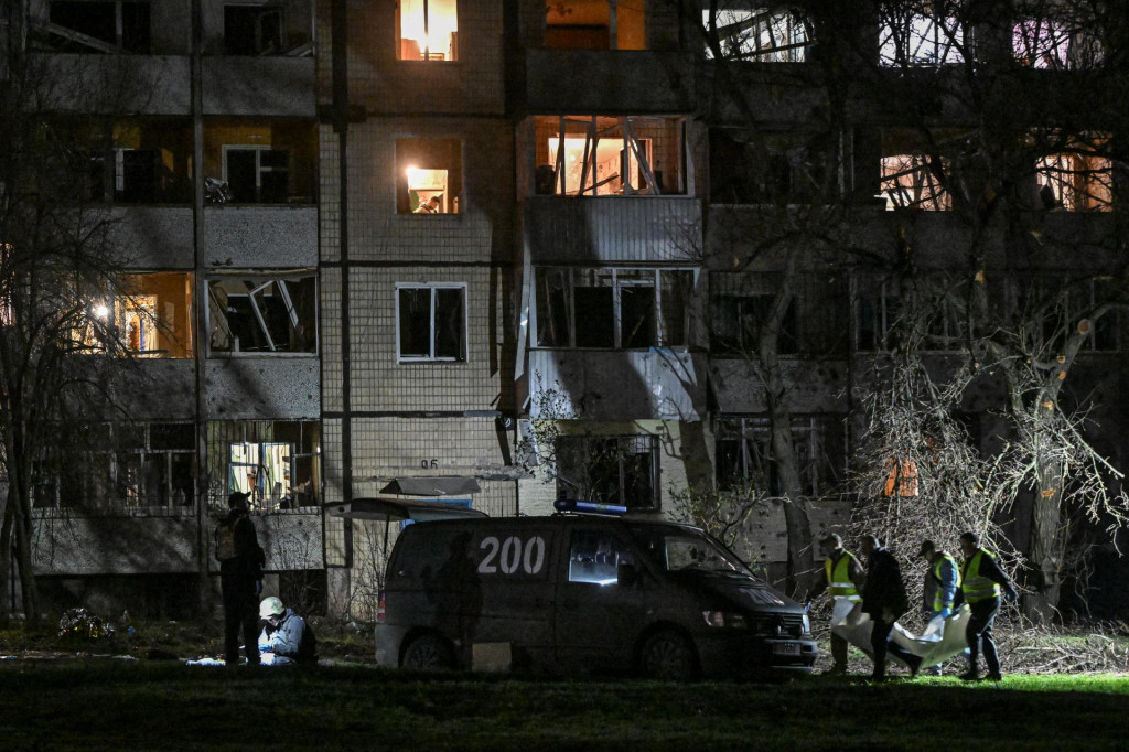 Zamestnanci pohotovosti prenášajú telo osoby zabitej v obytnej štvrti pri ruskom raketovom útoku uprostred ruského útoku na Ukrajinu v Kryvyj Rih v Dnipropetrovskom regióne. FOTO: Reuters