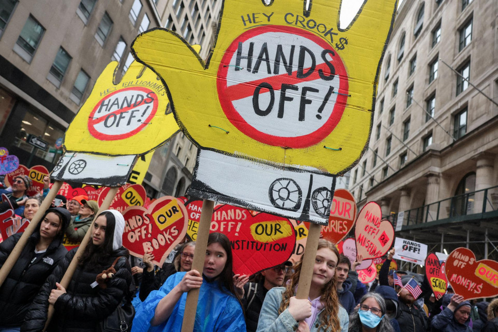 Proti krokom Donalda Trumpa protestovali tisíce Američanov naprieč krajinou pod sloganom „Hands Off“. FOTO: Reuters