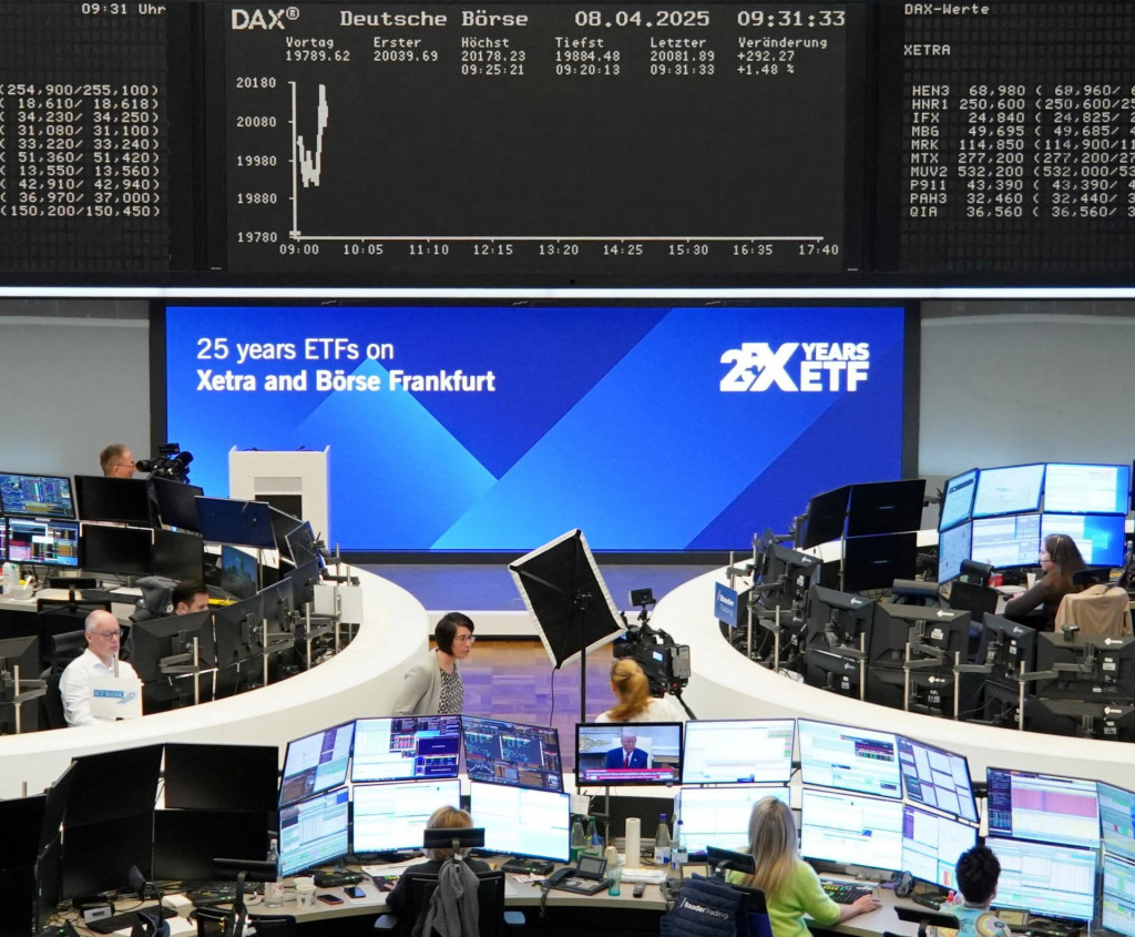 Graf nemeckého indexu cien akcií DAX je zobrazený na burze vo Frankfurte. FOTO: Reuters