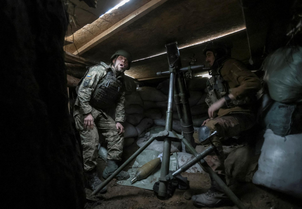 Príslušníci 49. samostatného útočného práporu Karpatský Šič ozbrojených síl Ukrajiny sa pripravujú na streľbu z 120 mm mínometu na ruské jednotky v prvej línii, uprostred ruského útoku na Ukrajinu, neďaleko mesta Toretsk, Donecká oblasť, Ukrajina 7. apríla 2025. FOTO: REUTERS