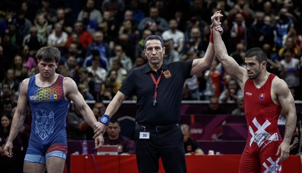 Na snímke slovenský zápasník Achsarbek Gulajev (vpravo) sa raduje po víťazstve nad Moldavčanom Ionom Marcuom (vľavo) v zápase o bronz do 79 kg vo voľnom štýle na majstrovstvách Európy v zápasení v Šamoríne. FOTO: TASR/Martin Baumann
