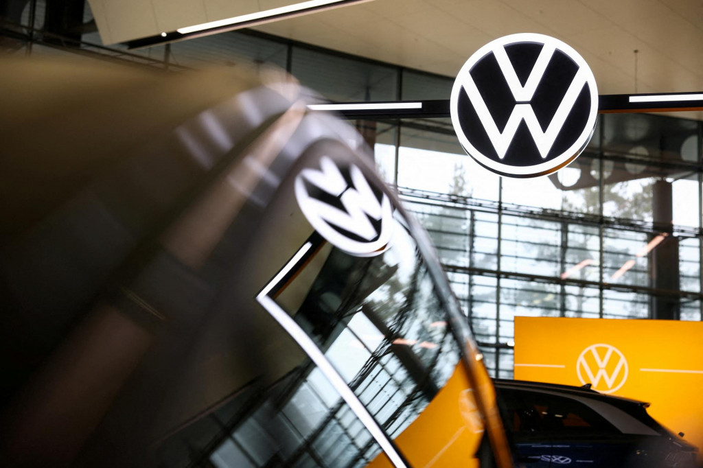 Logo Volkswagen v nemeckom Wolfsburgu 11. marca 2025. FOTO: REUTERS