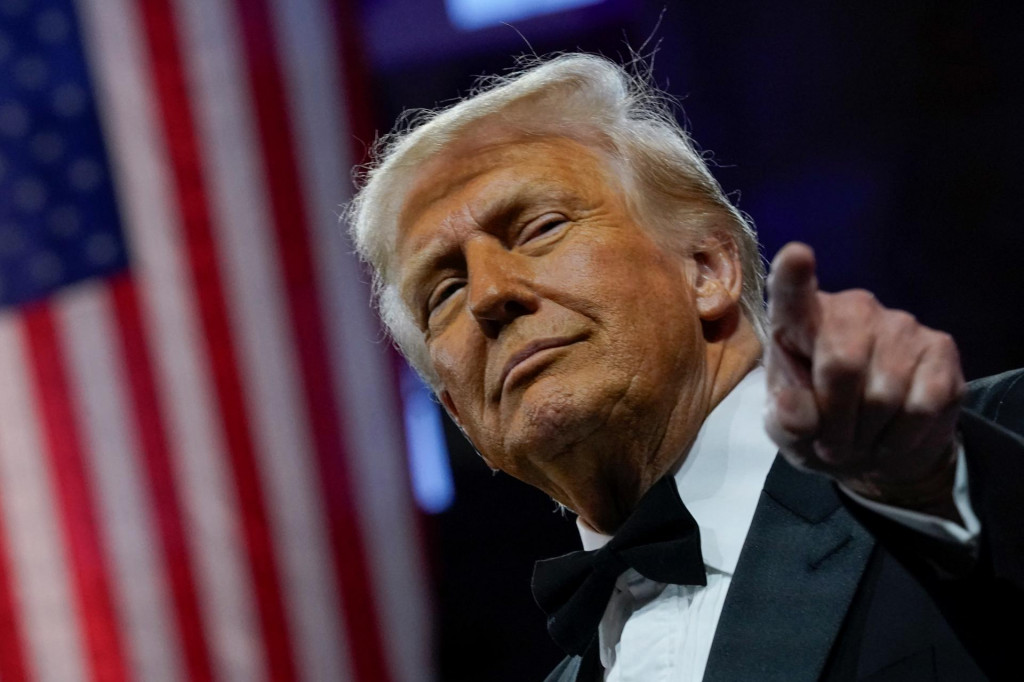 Americký prezident Donald Trump gestikuluje na večeri Národného republikánskeho kongresového výboru v Národnom stavebnom múzeu vo Washingtone, D.C., USA, 8. apríla 2025. FOTO: REUTERS