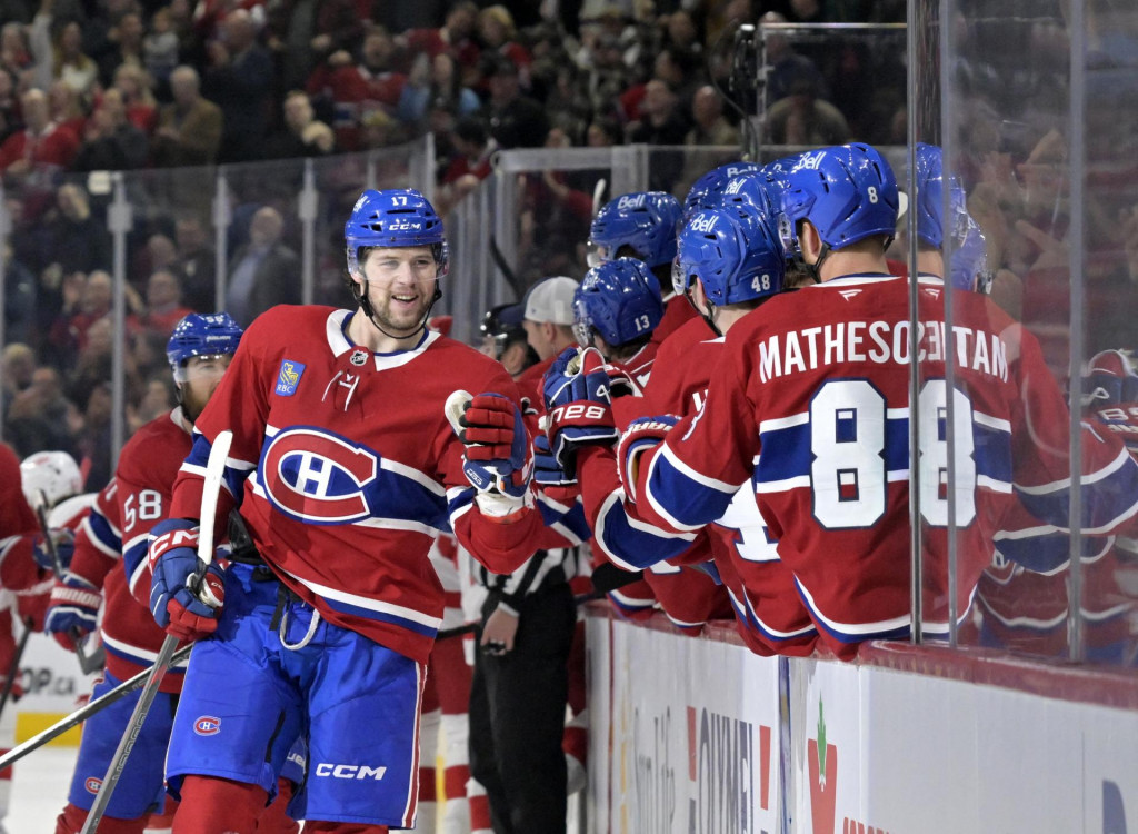 Útočník Montrealu Canadiens Josh Anderson (17) oslavuje so spoluhráčmi po strelení gólu proti brankárovi Detroitu Red Wings Cameronovi Talbotovi (39) počas tretej tretiny v Bell Centre. FOTO: Eric Bolte

