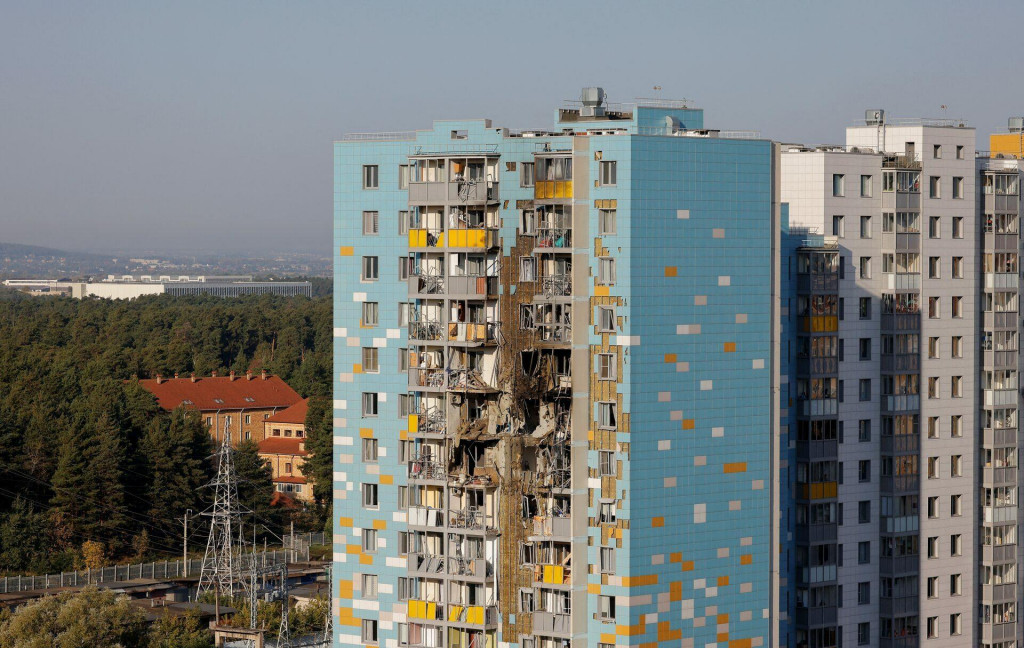 Pohľad ukazuje poškodenú viacposchodovú obytnú budovu po údajnom ukrajinskom útoku bezpilotným lietadlom v Moskovskej oblasti. FOTO: Reuters