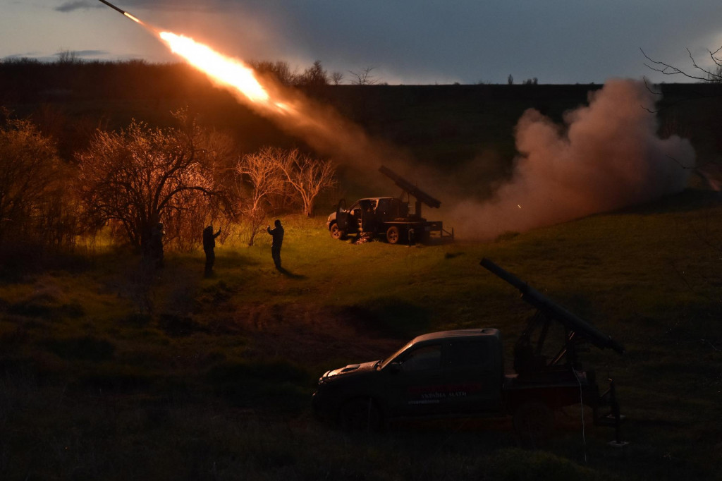 Ukrajinskí vojaci odpaľujú malý viacnásobný raketový systém na ruské jednotky v Záporožskej oblasti. FOTO: Reuters/Ukrajinské ozbrojené sily