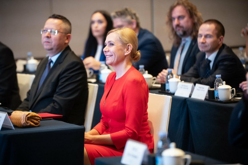 Na snímke ministerka hospodárstva Denisa Saková a minister financií Ladislav Kamenický na investičnom seminári o Slovensku v čínskom meste Hefei. Zdroj: Facebook/Denisa Saková