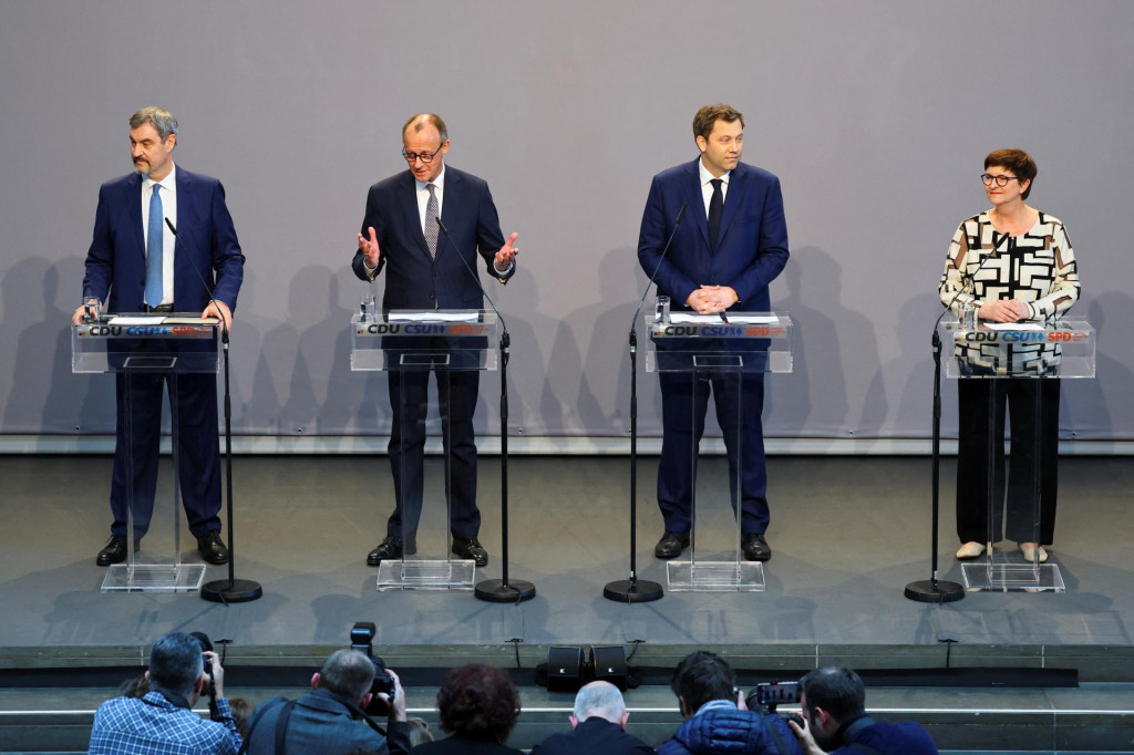 Pravdepodobný budúci nemecký kancelár a líder strany Kresťanskodemokratická únia (CDU) Friedrich Merz, vodca Kresťanskosociálnej únie (CSU) a bavorský premiér Markus Söder, spolupredsedovia Sociálnodemokratickej strany (SPD) Saskia Eskenová a Lars Klingbeil. FOTO: Reuters