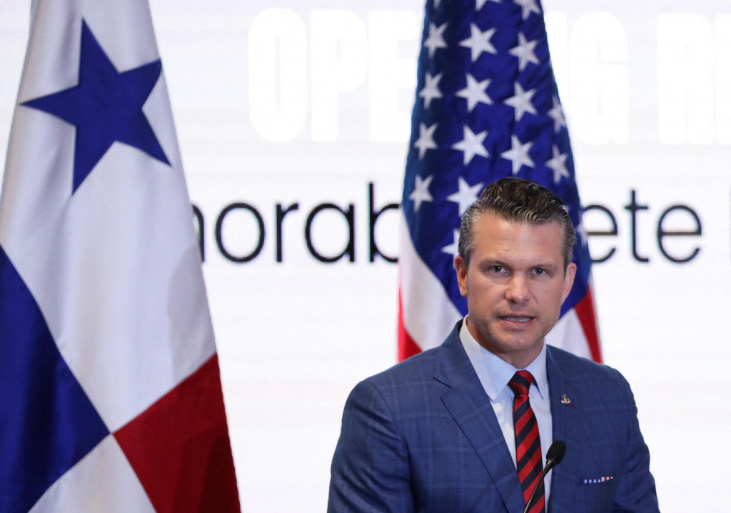 Minister obrany USA Pete Hegseth sa prihov&aacute;ra publiku v Panama City, Panama 9. apr&iacute;la 2025. FOTO: REUTERS