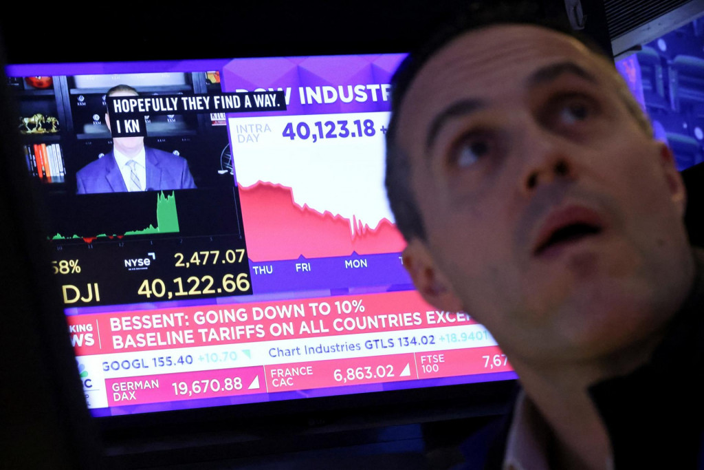 Obchodník na burze cenných papierov v New Yorku (NYSE) v New Yorku po tom, čo Biely dom oznámil 90-dňovú prestávku a znížil 10 percent recipročné clo pre ostatné krajiny, USA, 9. apríla 2025. FOTO: REUTERS