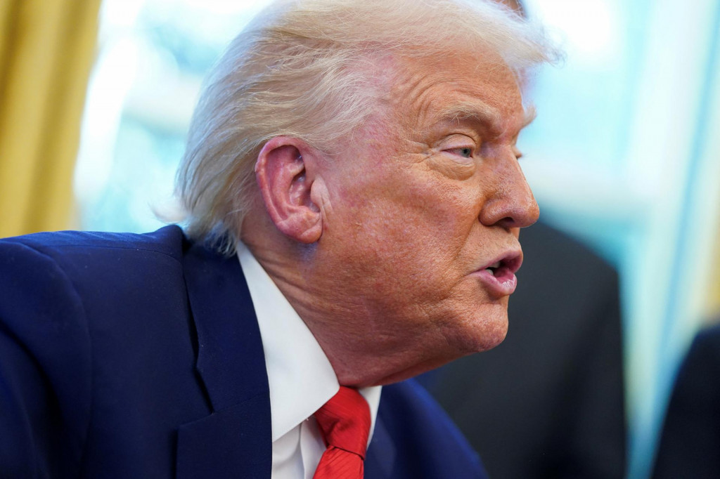 Prezident USA Donald Trump hovorí pred podpisom výkonných nariadení v Oválnej pracovni Bieleho domu vo Washingtone, D.C., USA, 9. apríla 2025. FOTO: REUTERS