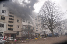 Hasiči pracujú na mieste obytného domu zasiahnutého ruským raketovým útokom uprostred ruského útoku na Ukrajinu v Sumskej oblasti. FOTO: Reuters