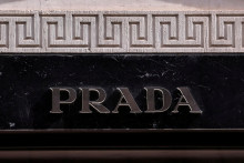 Logo módneho domu Prada v Miláne, Taliansko, 8. apríla 2024. FOTO: REUTERS