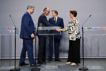 Budúci nemecký kancelár a líder strany Kresťanskodemokratická únia (CDU) Friedrich Merz, líder Kresťanskosociálnej únie (CSU) a bavorský premiér Markus Soeder, spolupredsedovia Sociálnodemokratickej strany (SPD) Saskia Esken a Lars Klingbeil. FOTO: Reuters