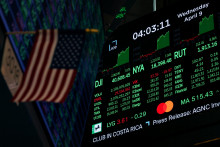 Po správe o pozastavení ciel priemyselný index Dow Jones za niekoľko minút vyrovnal hlboké straty z posledných troch obchodných dní a uzavrel so ziskom 7,87 percenta na úrovni 40 608,45 bodu. FOTO: REUTERS