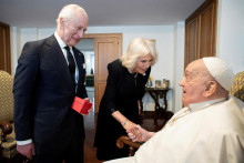 Pápež František sa počas súkromnej audiencie vo Vatikáne stretol s britským kráľom Karolom III. a kráľovnou manželkou Kamilou. FOTO: Reuters