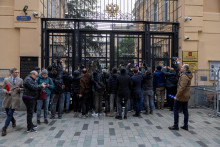 Novin&aacute;ri stoja pri vchode do rusk&eacute;ho konzul&aacute;tu, kde sa po druh&yacute;kr&aacute;t stret&aacute;vaj&uacute; americk&eacute; a rusk&eacute; deleg&aacute;cie, aby diskutovali o stabiliz&aacute;cii bilater&aacute;lnych oper&aacute;ci&iacute; veľvyslanectva v Istanbule. FOTO: Reuters