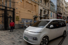 Vozidlo s ruskou delegáciou prichádza na ruský konzulát, kde sa po druhýkrát stretávajú americké a ruské delegácie, aby prediskutovali stabilizáciu bilaterálnych operácií veľvyslanectva v Istanbule v Turecku. FOTO: Reuters