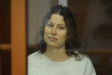 Rusko-americká dvojaká občianka Ksenija Karelinová, obvinená z vlastizrady za poskytnutie daru charitatívnej organizácii na podporu Ukrajiny, sa zúčastňuje súdneho pojednávania v Jekaterinburgu v Rusku. FOTO: Reuters