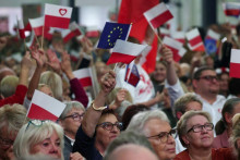 Podľa najnovšieho prieskumu inštitútu IBRiS pre denník Rzeczpospolita by zvíťazil kandidát vládnej Občianskej koalície s podporou 36 percent. FOTO: Reuters