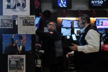 Obchodníci pracujú na burze cenných papierov v New Yorku (NYSE) v New Yorku, USA, 10. apríla 2025. FOTO: REUTERS