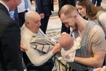 Pápež František požehnal počas nečakanej návštevy Baziliky svätého Petra bábätko. FOTO: Reuters
