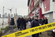 Príslušníci záchranných zložiek zasahujú po tom, čo sa vrtuľník zrútil do rieky Hudson v New Yorku. FOTO: TASR/AP