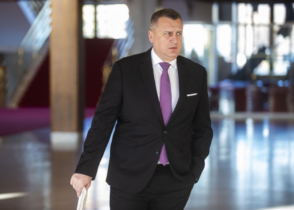 Predseda SNS Andrej Danko prichádza s novými verziami postupu pri transakčnej dani. Nikto ich však nechce potvrdiť. FOTO: TASR/J. Kotian