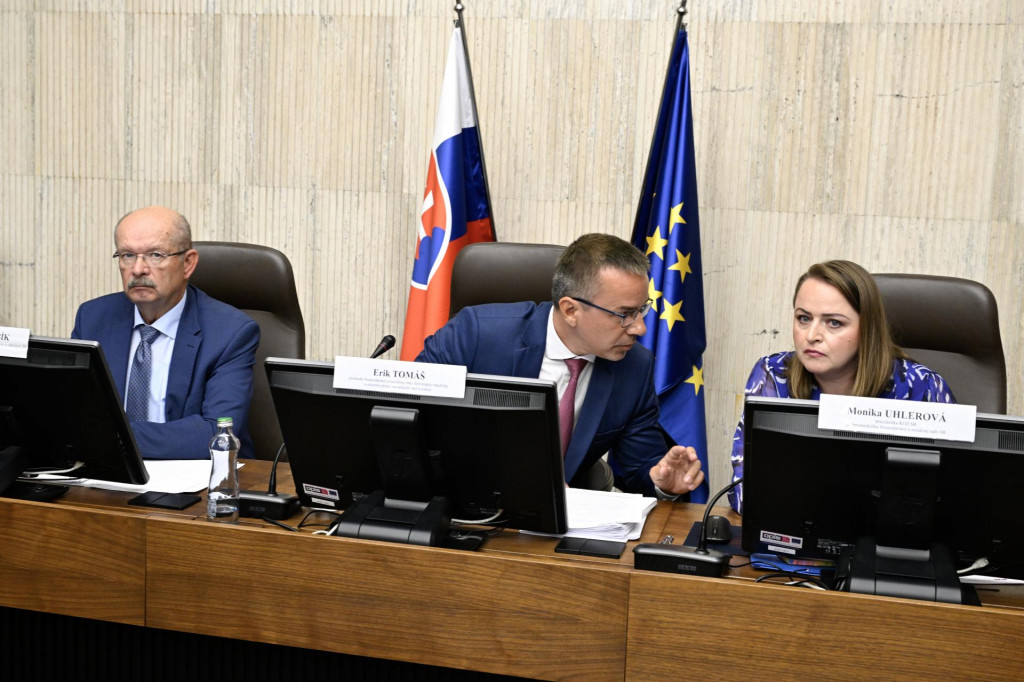 Prezidentka KOZ SR Monika Uhlerov&aacute;, predseda Hospod&aacute;rskej a soci&aacute;lnej rady SR, minister pr&aacute;ce, soci&aacute;lnych vec&iacute; a rodiny Erik Tom&aacute;&scaron; a prv&yacute; viceprezident Asoci&aacute;cie zamestn&aacute;vateľsk&yacute;ch zv&auml;zov a združen&iacute; Roman Karlub&iacute;k. FOTO: TASR/Pavel Neubauer