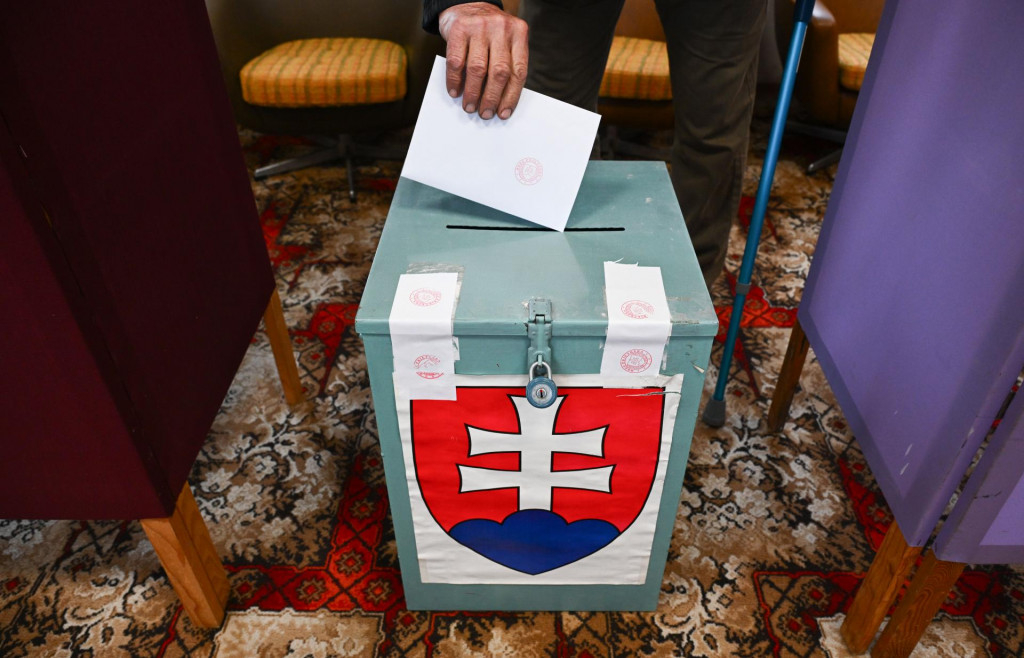 Volič a volebná urna počas komunálnych volieb na starostu a poslanca v obci Prietržka. FOTO: TASR/Martin Medňanský