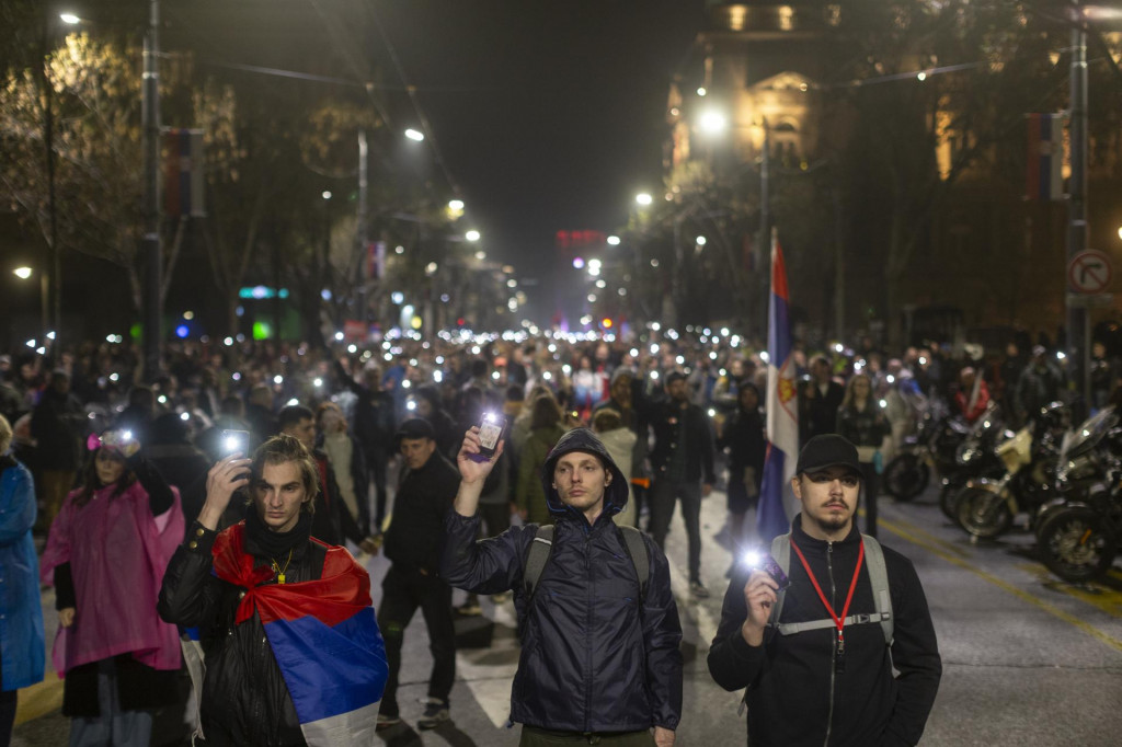 Ľudia počas masovej protivládnej demonštrácie v Belehrade. FOTO: TASR/AP